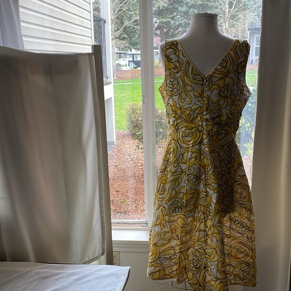 Women’s GNW DRESS Yellow Floral Pattern, Size 14 Zip Up, Very Comfortable - Picture 5 of 11